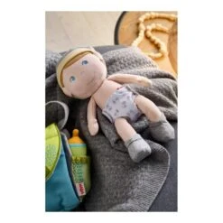 HABA 306637 - Babypuppe - Maxime, 28cm 2 HABA 306637 - Babypuppe - Maxime, 28cm -Spielzeug Welten Winkel 4010168260938 2 600x600